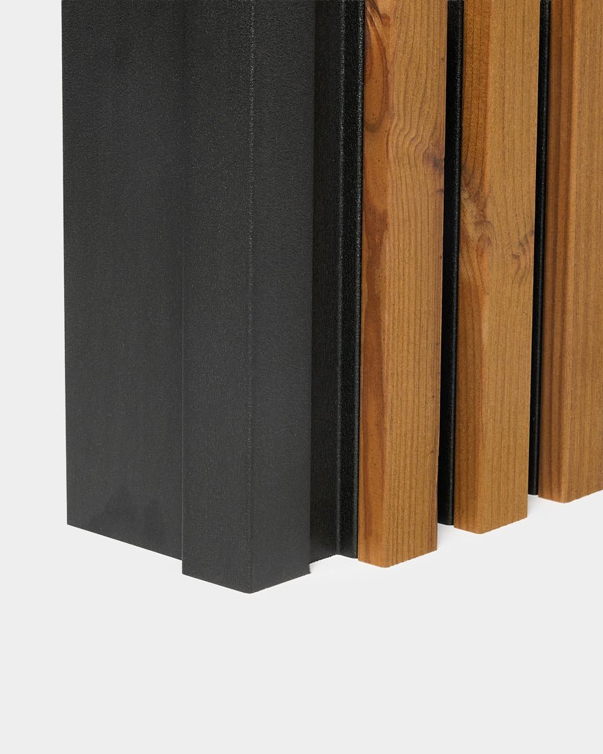 Zbliżenie na zewnętrzny narożny panel elewacyjny WoodUpp Aluwood, 240 cm, z vertical drewnianymi lamelami i black metalowymi panelami na białym tle.